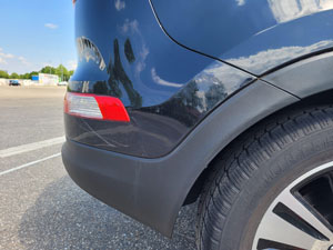 Detailaufnahme eines Schadens an der Fahrzeugseite