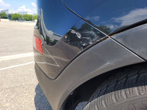 Detailaufnahme eines Schadens am Stoßfänger