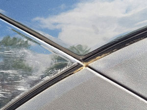 Detailaufnahme eines Kratzers am Fahrzeug